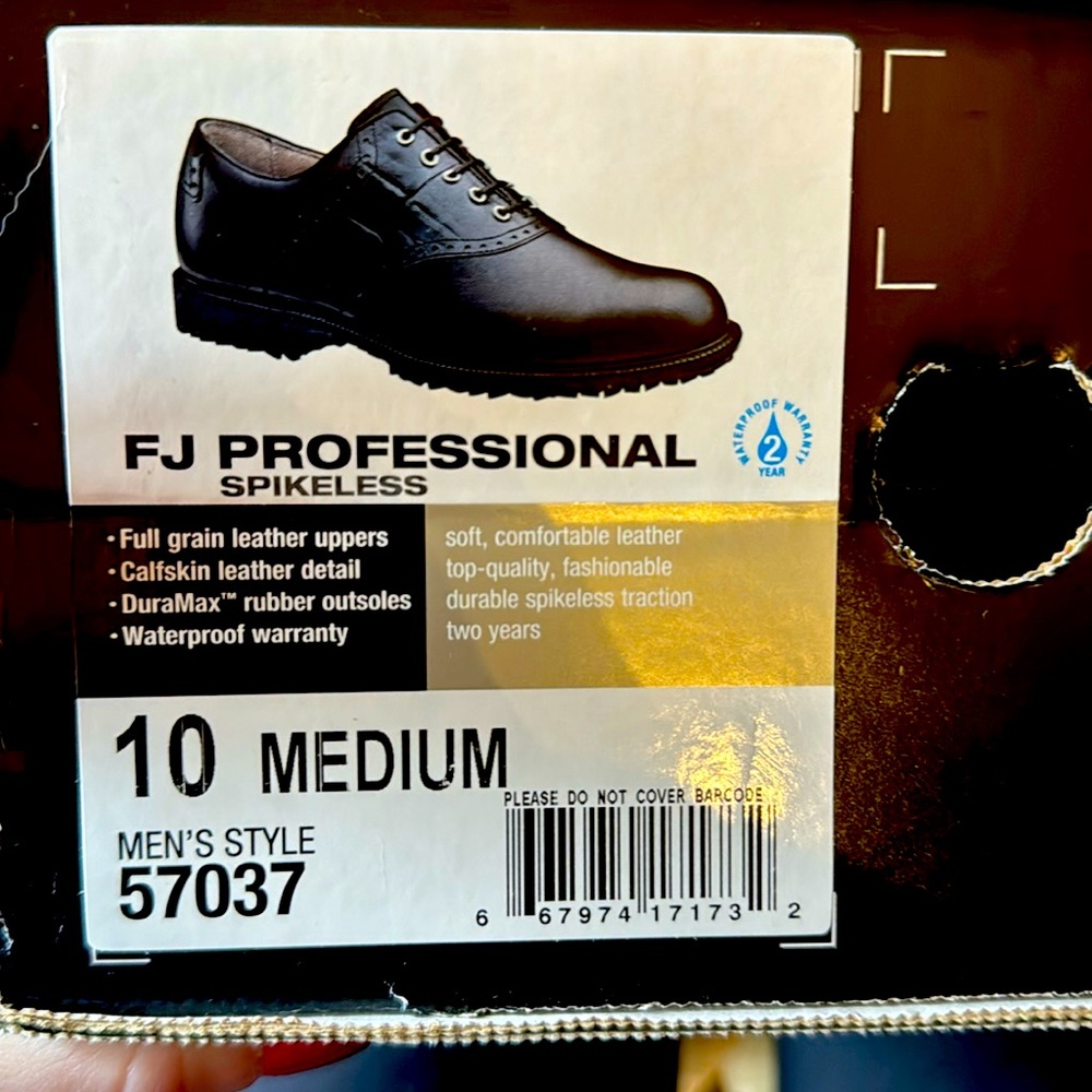 NIB Footjoy men’s professional spikeless golf shoes